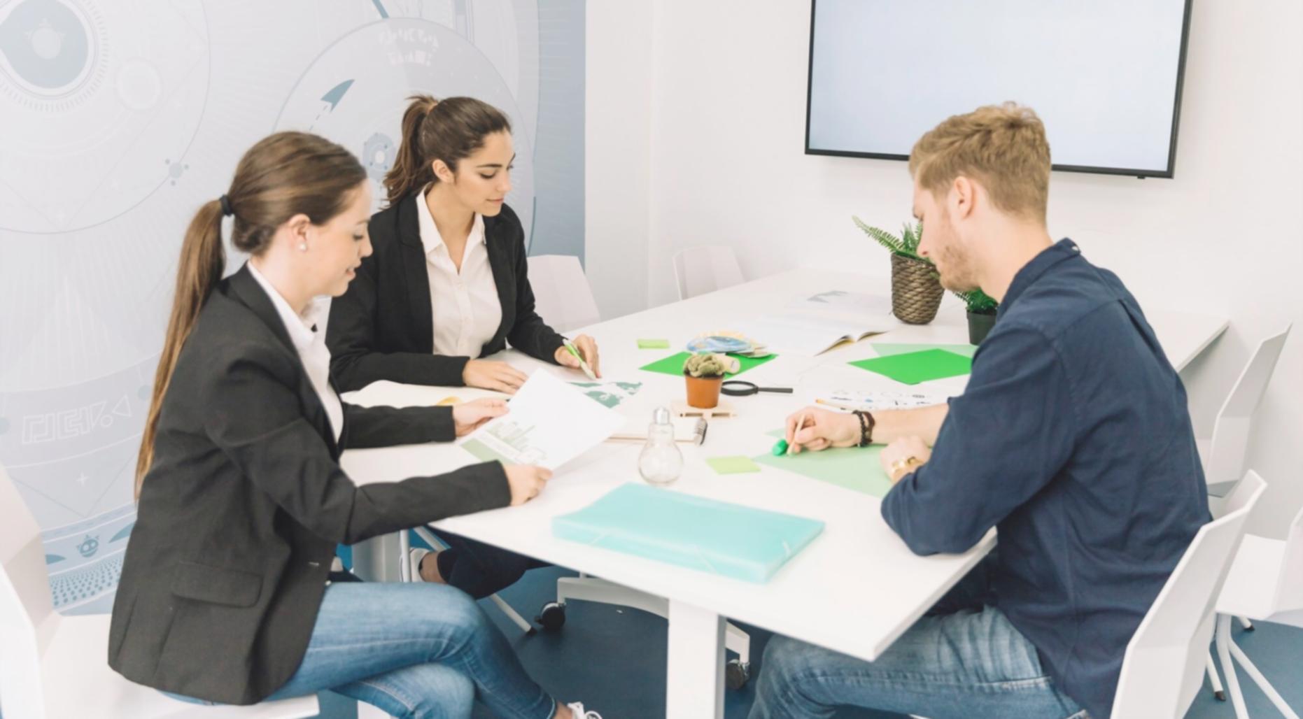 Groupe d'apprentissage collaboratif en session de travail